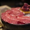氷の上に並べた薄切り牛肉のクローズアップ