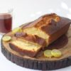 木の台にのせたパウンドケーキとレモンのスライス