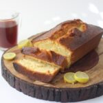 木の台にのせたパウンドケーキとレモンのスライス