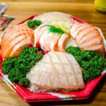 八角形の皿に盛り付けた刺身の盛り合わせ