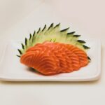 白い皿に盛り付けたサーモンの刺身