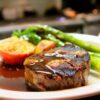 ソースをかけた肉料理をクローズアップで撮影