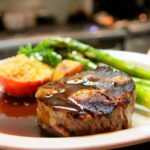 ソースをかけた肉料理をクローズアップで撮影