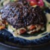 白いソースをかけた肉料理のクローズアップ