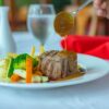彩り野菜を添えた肉料理のワンプレート