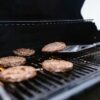 グリルで焼かれるハンバーグパティのクローズアップ