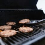 グリルで焼かれるハンバーグパティのクローズアップ