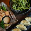 餃子と枝豆を盛り合わせた前菜プレート