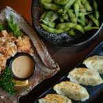 餃子と枝豆を盛り合わせた前菜プレート