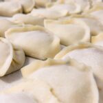 粉をまぶした餃子の皮のクローズアップ