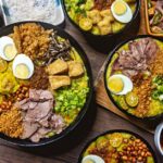卵やお肉などを添えたおかゆの食卓