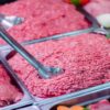 精肉店に並ぶ新鮮なひき肉