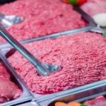 精肉店に並ぶ新鮮なひき肉