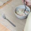 シンプルな白いおかゆを盛った器