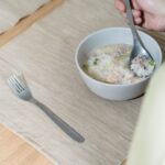 シンプルな白いおかゆを盛った器