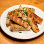 豚肉巻きを白い皿に盛り付けたところ