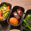 豚肉おかずが入ったお弁当箱