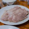 茹で上がった豚肉の薄切りを皿に盛ったところ