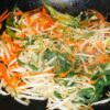 千切り野菜を炒めたクローズアップ
