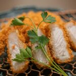 パセリを添えたとんかつの断面