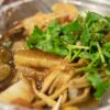 きのこと青菜を添えた鍋料理