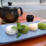 青い皿に盛り付けた練り切り3種
