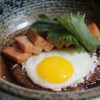 味噌だれをかけた豚肉と目玉焼きの丼