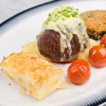 ステーキに添えたグラタンの盛り付け