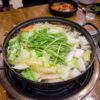 卓上コンロで煮える野菜たっぷりの鍋