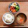 ご飯と汁物を並べた和の食卓