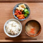 ご飯と汁物を並べた和の食卓