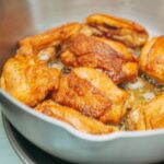 フライパンで皮をこんがり焼いた鶏肉