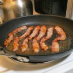 フライパンで焼くベーコン