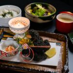 器に盛り付けた和の祝い料理