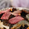 焼肉グリルで一緒に焼く牛肉とエビ、イカ