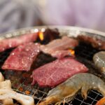 焼肉グリルで一緒に焼く牛肉とエビ、イカ