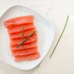 白い皿に並べたサーモンの刺身
