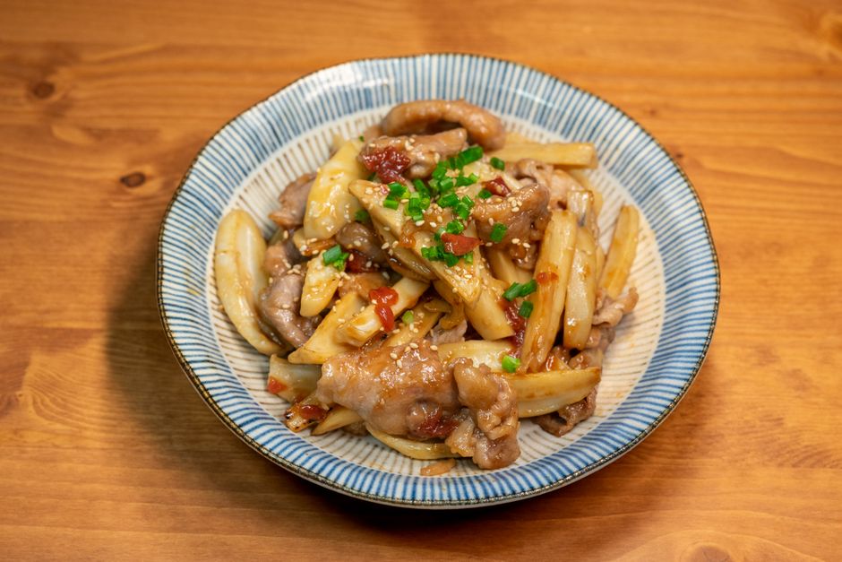 豚肉と長ねぎを甘辛だれで炒めた一皿のクローズアップ