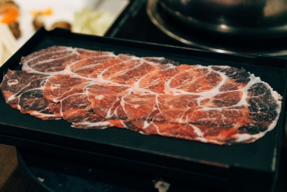 トレーに並んだ薄切り牛肉のクローズアップ