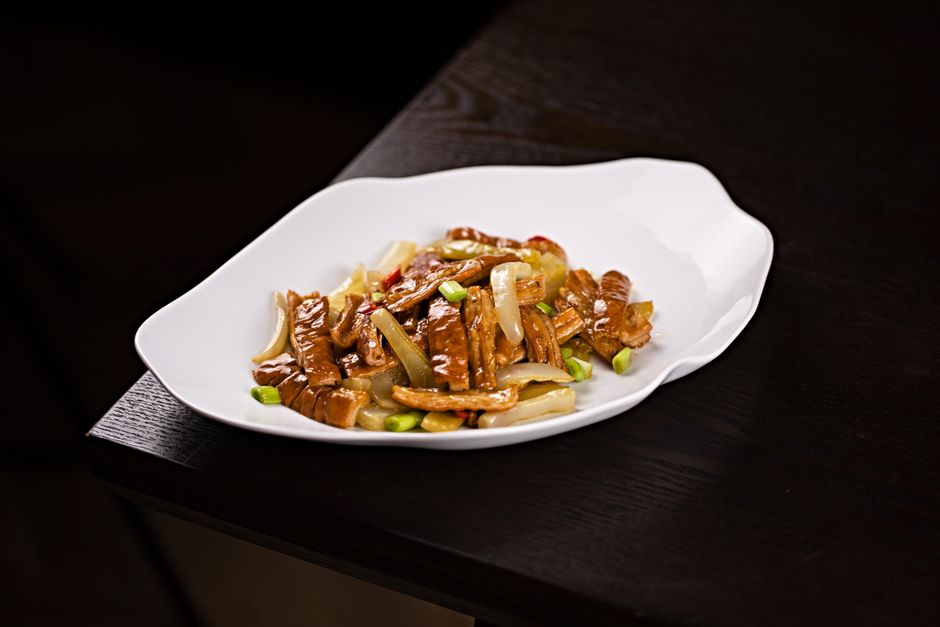 細切りの豚肉と野菜を甘辛く炒めた中華料理