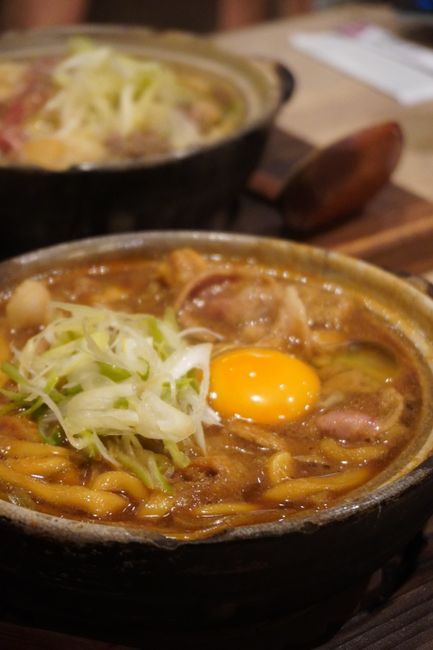 卵とねぎをのせた味噌煮込みうどんの土鍋