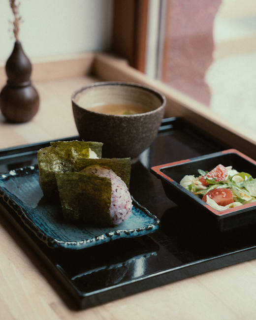 おにぎりと味噌汁、サラダが並んだお膳