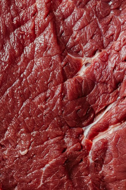 霜降りの入った生の牛肉のクローズアップ
