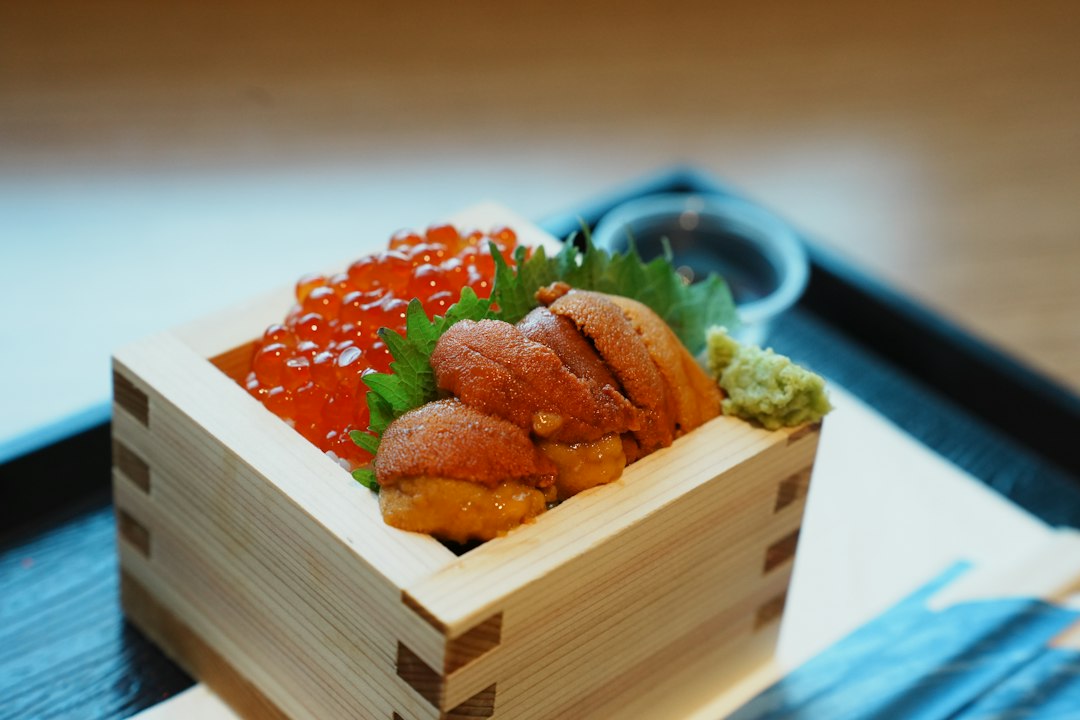 木の升に盛り付けたいくらとうに